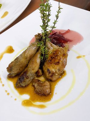 Confit-di-quaglia-in-agrodolce-a-bassa-temperatura,-servita-con-cipolle-rosse-caramellate